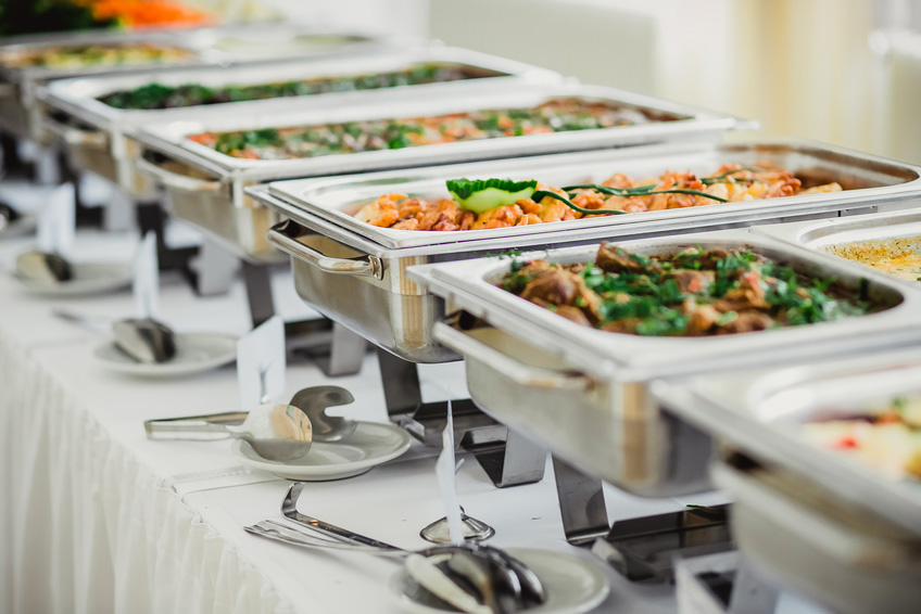 Griechisches Buffet mit verschiedenen Speisen